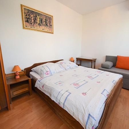 Apartment Toni Малинска Екстериор снимка